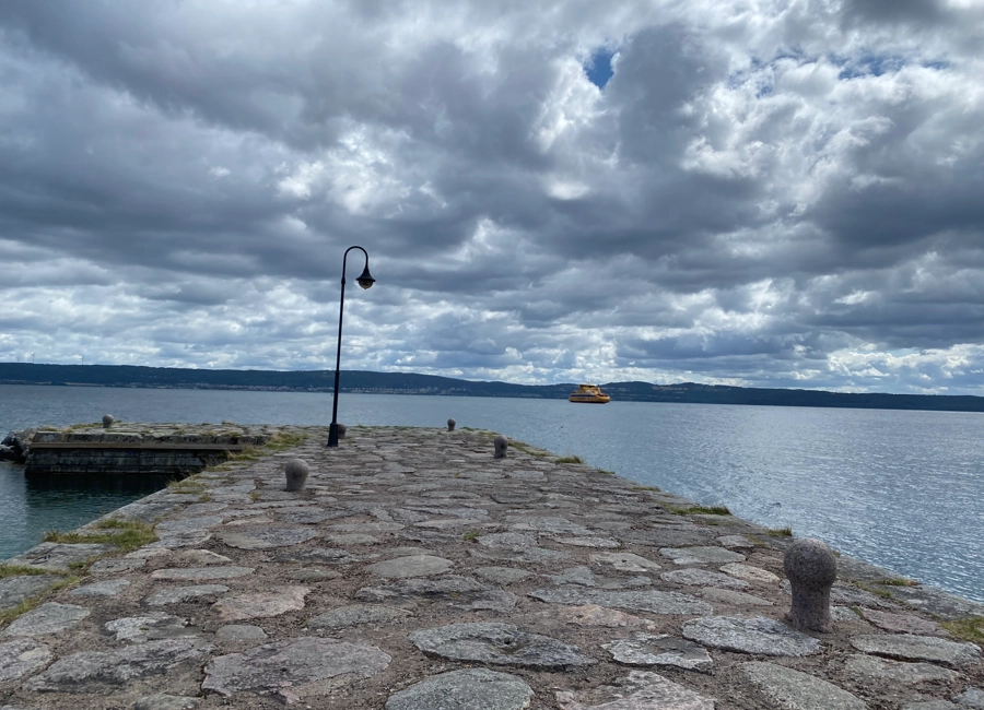 Bild över Vättern och färjan från gamla hamnen