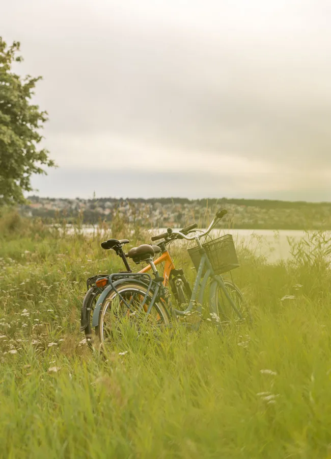 vy över cyklar parkerade längs Vätterstranden